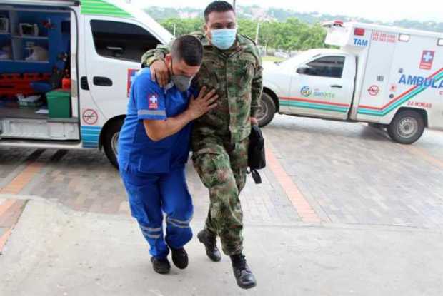 Trabajadores sanitarios trasladan hoy a un soldado herido a la Clínica Medical Duarte, tras la explosión de un carro bomba en Cú