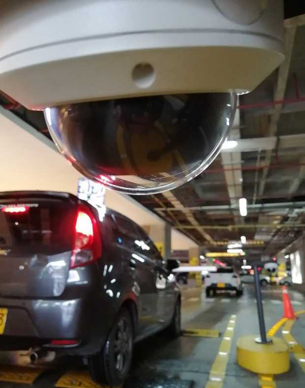 Estas cámaras las ubicaron en las entradas de los parqueaderos del centro comercial Fundadores. Registran los vehículos y permit
