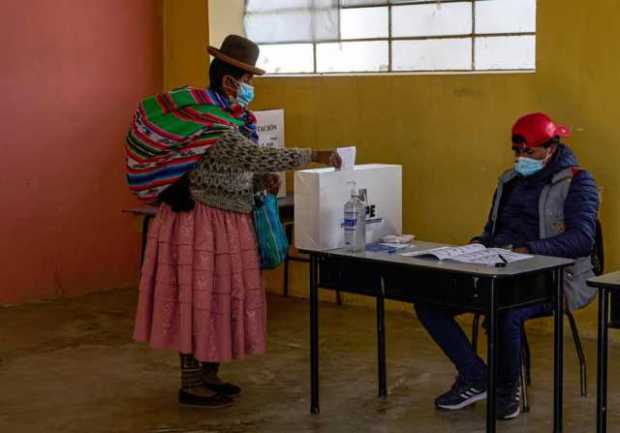 Una mujer aymara emitió ayer su voto en un colegio en la localidad de Plateria, en el departamento de Puno (Perú).
