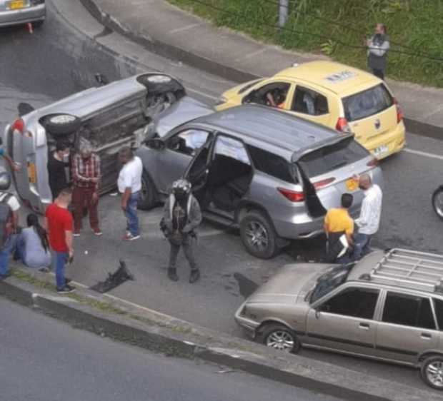 Choque provoca el volcamiento de un vehículo en el barrio El Paraíso 