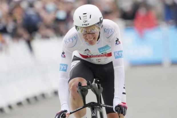 El ciclista esloveno Tadej Pogacar del UAE-Team Emirates cruza la línea de meta durante la quinta etapa del Tour de Francia 2021