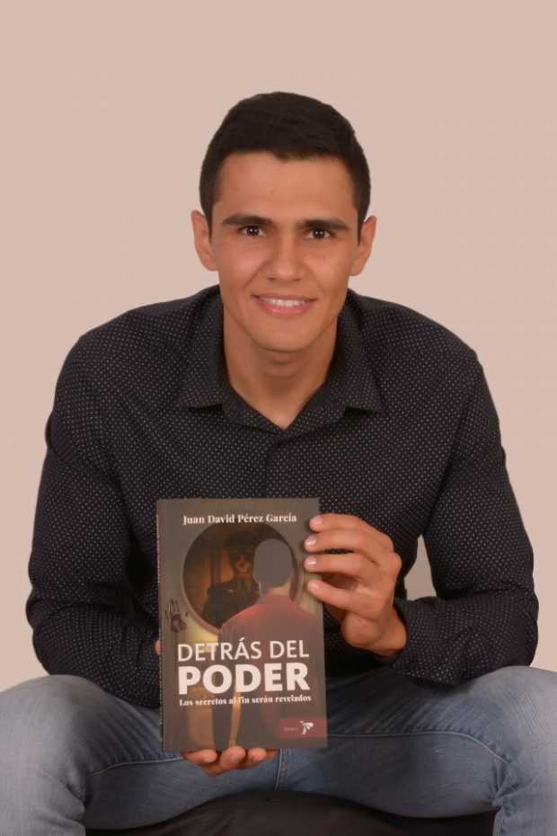 Juan David con su libro Detrás del Poder