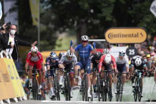 El piloto británico Mark Cavendish del equipo Deceuninck Quick-Step celebra su victoria en la cuarta etapa del Tour de Francia 2