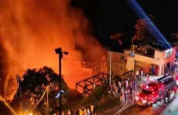 El incendio en la vía a La Linda El incendio en la vía a La Linda