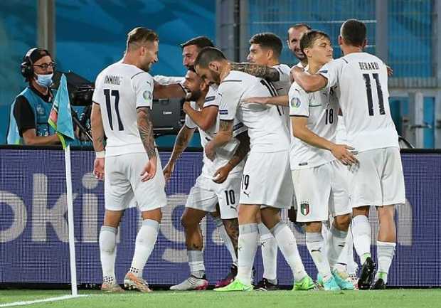 Lorenzo Insigne (2-L) de Italia celebra con sus compañeros de equipo después de anotar la ventaja de 3-0 durante el partido de f