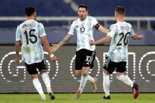Lionel Messi (c) de Argentina celebra un gol hoy con sus compañeros Giovani Lo Celso (d) y Nicolás González (i), en un partido d