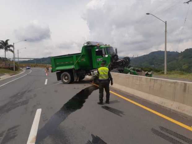 Volqueta chocó contra separador en la vía Manizales-Medellín