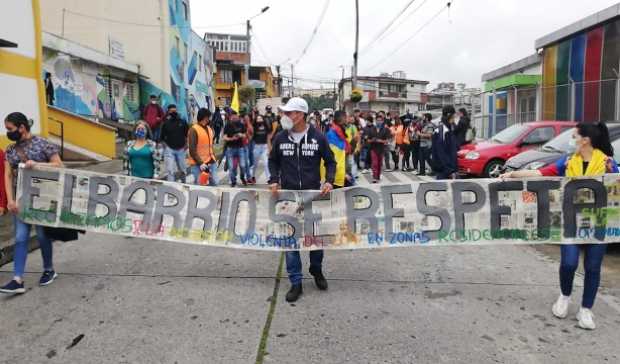Habitantes de Villahermosa hicieron una pancarta con papel periódico para rechazar el exceso de Fuerza Pública.