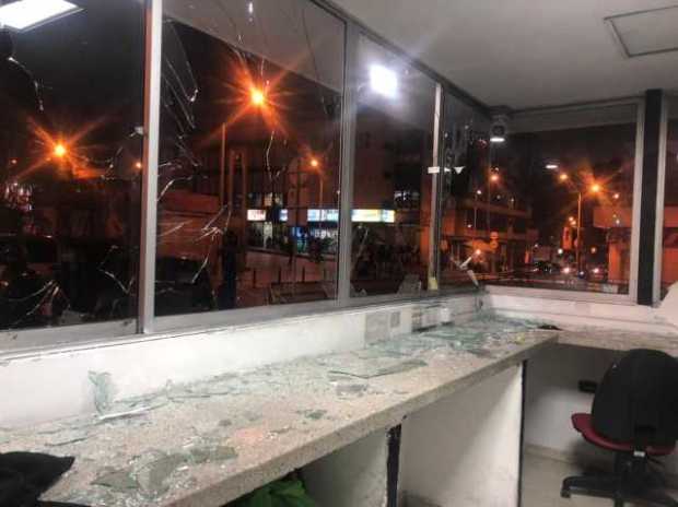 Alcaldía de Manizales informa que manifestantes les lanzaron piedras a dos CAI