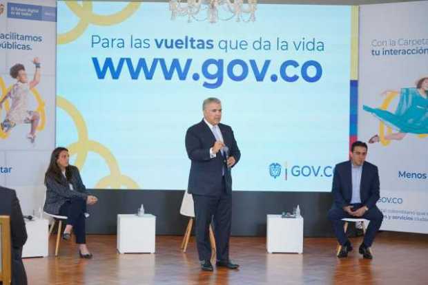 Karen Abudinen, ministra de las TIC; presidente Iván Duque; y el registrador Alexander Vega.