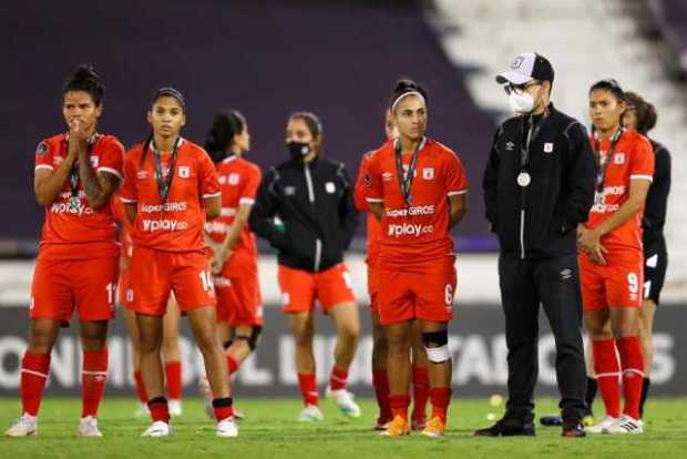 Jugadoras del América con la medalla de plata tras perder la final de la Copa Libertadores femenina.