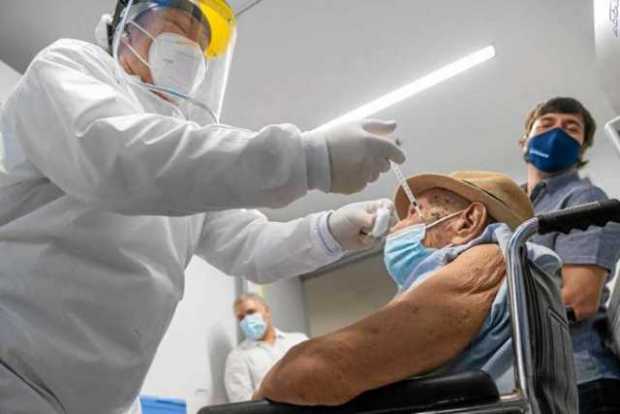 Foto | Cortesía Presidencia de la República | LA PATRIA Adel Mass Arcón, el vacunado un millón, recibió la primera dosis de Sinovac. Foto | Cortesía Presidencia de la República | LA PATRIA Adel Mass Arcón, el vacunado un millón, recibió la primera dosis de Sino