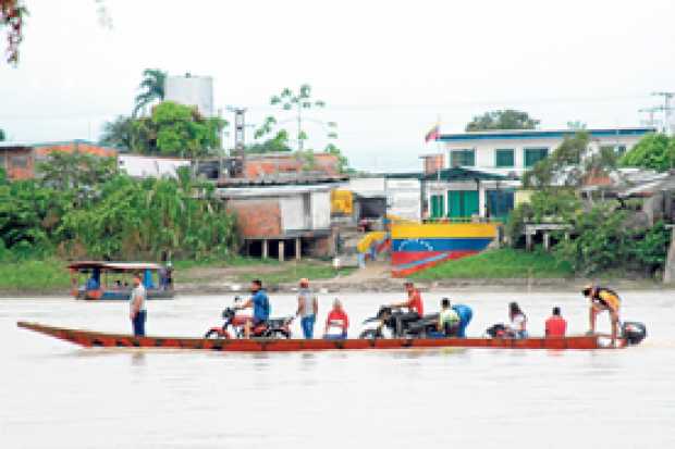 Foto | EFE | LA PATRIA Migrantes venezolanos pasan en barca desde el pueblo venezolano de La Victoria hasta la localidad colombi
