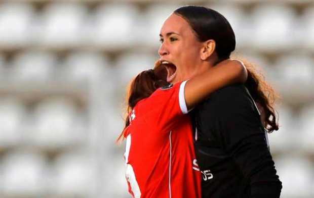 Luz Tapia (d), arquera de América, celebra con sus compañeras la victoria por penales ante Corinthians