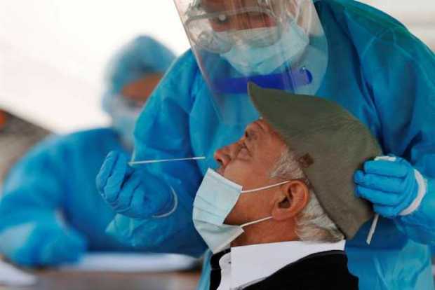 Una trabajadora sanitaria realiza una prueba de covid-19 en Bogotá Una trabajadora sanitaria realiza una prueba de covid-19 en Bogotá