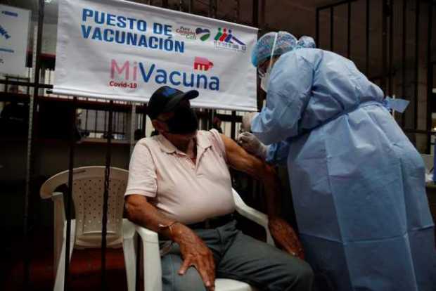 Un adulto mayor de 80 años y habitante de calle recibe la vacuna contra la covid-19 en el centro de atención Samaritanos de la C