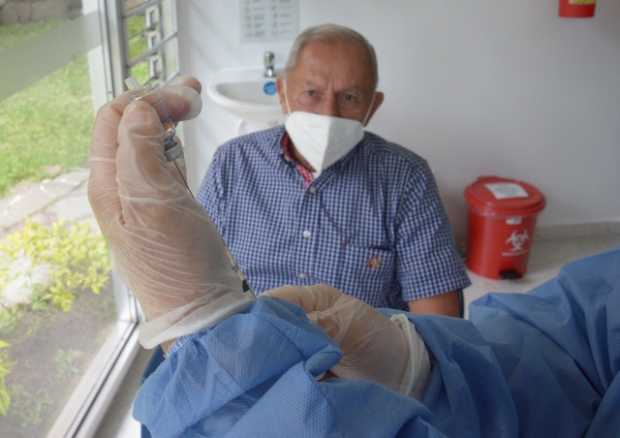 En Manizales comenzó ayer la vacunación de personas mayores de 80 años, que no pertenecen a centros de bienestar. A Silvio Marín