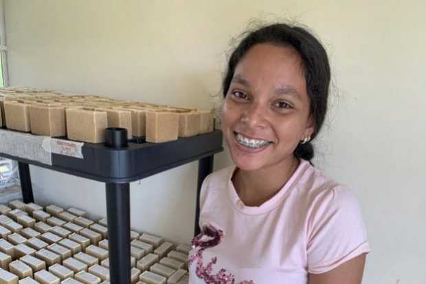 Con jabón, venezolanas reconstruyen su vida