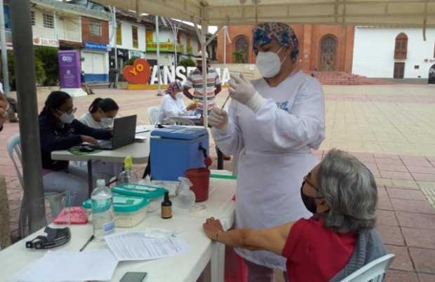 La vacunación continúa en municipios de Caldas como Anserma. Las autoridades están inquietas ante un posible nuevo aumento de co