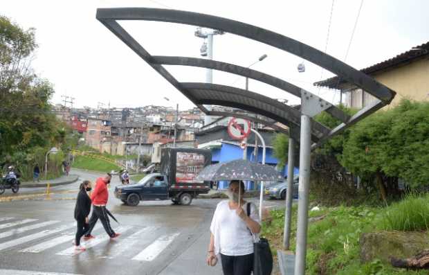 Carrera 32A con calle 37, en la avenida de Villa Carmenza y junto a la entrada del barrio Cervantes. Ya se le robaron buena part