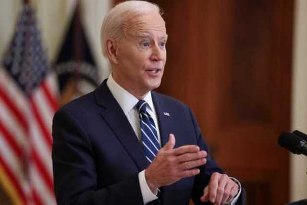 El presidente Joe Biden habla durante su primera conferencia de prensa formal de su presidencia en el East Room de la Casa Blanc