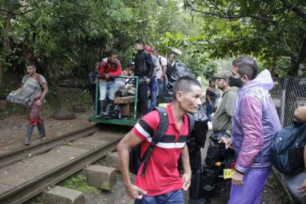 Habitantes del sector esperando noticias de las personas atrapadas en la emergencia. 