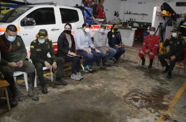 Puesto de Mando Unificado en la sede de los Bomberos Voluntarios de Irra. 