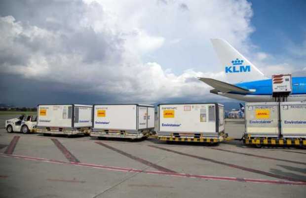 Fotografía cedida por la presidencia de Colombia de la llegada de vacunas de AstraZeneca, las primeras que llegan al país del laboratorio anglosueco, hoy, en el aeropuerto El Dorado. Fotografía cedida por la presidencia de Colombia de la llegada de vacunas de AstraZeneca, las primeras que llegan al país del la