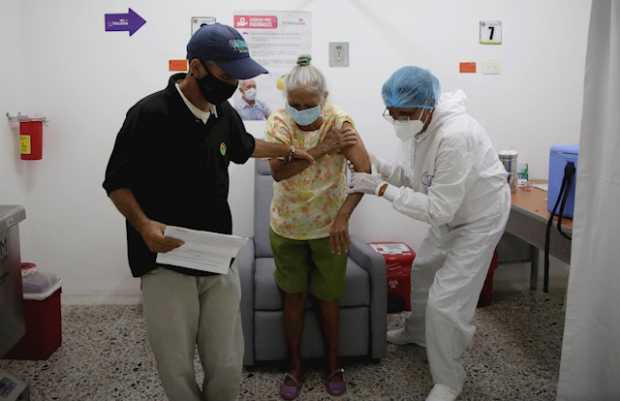 Colombia baja de los 100 muertos por covid-19 por primera vez en meses