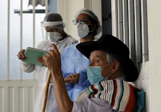 Colombia vive un aumento de contagios de covid-19 y aceleración de vacunación