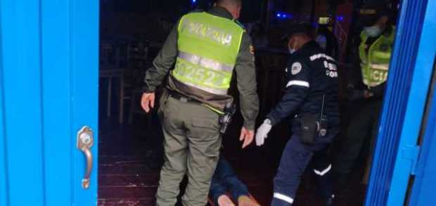 La víctima quedó tendida en la entrada