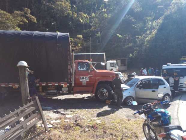 Carro se fue contra el camión en la vía Manizales-Neira Carro se fue contra el camión en la vía Manizales-Neira