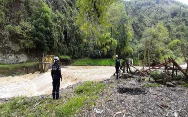 Bomberos Villamaría estuvo atento al río Chinchiná para detectar posibles señales del joven desaparecido.