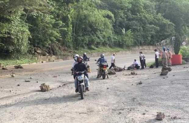 Motociclista herido por caída de rocas en la vía Irra-La Felisa