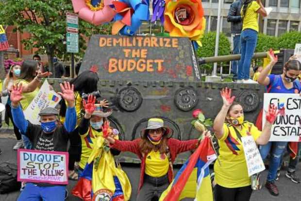 Colombianas junto a la replica de una tanqueta se reunieron ayer al frente del consulado colombiano en Washington (EE.UU.) para 