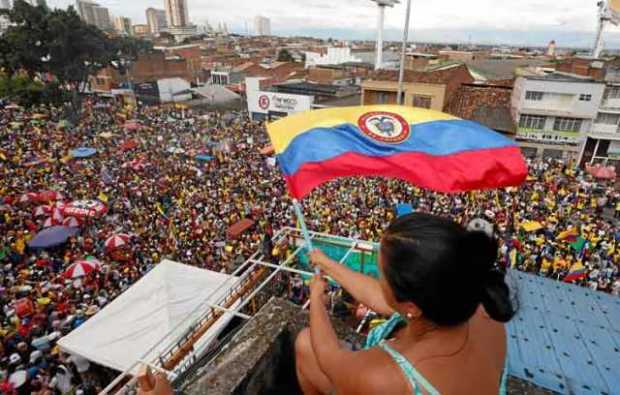 Foto | EFE | LA PATRIA Las protestas multitudinarias se mantienen, mientras la economía termina de flaquear.