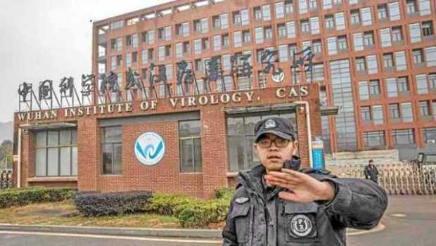 Foto | EFE | LA PATRIA Un policía intenta evitar que se tomen fotografías del Instituto de Virología de Wuhan.