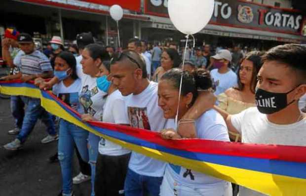 Foto | EFE | LA PATRIA Familiares y amigos lloran, durante el funeral de Maicol Andrés Aranda, un joven del barrio Siloé que mur