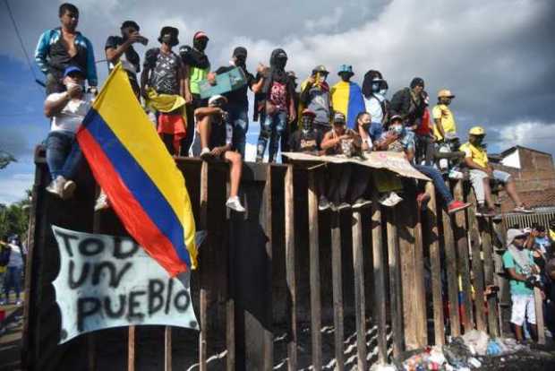 Miles de manifestantes bloquearon algunas calles durante una jornada de protestas contra la reforma tributaria, en Cali.