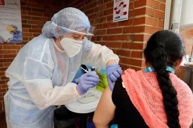 Una enfermera pone una vacuna del fabricante Pfizer-BioNTech contra la covid-19 hoy, durante una jornada de vacunación para pers