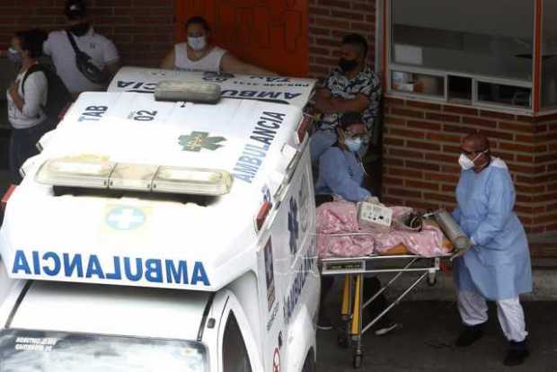 Personal sanitario transporta un paciente en el Hospital General de Medellín