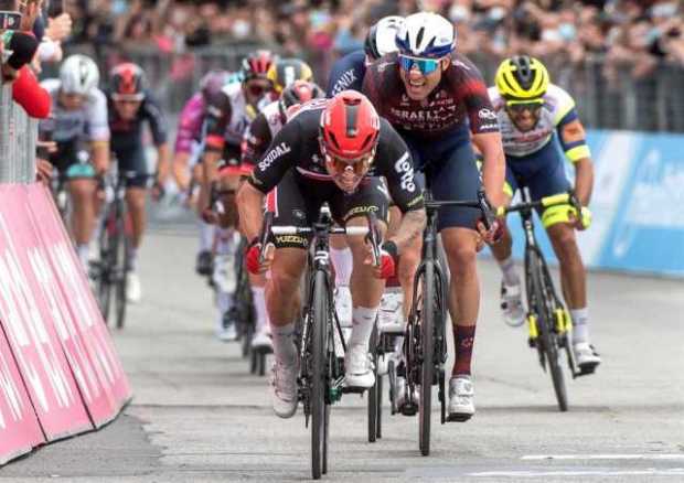 Caleb Ewan logra doblete al esprint en el Giro de Italia 