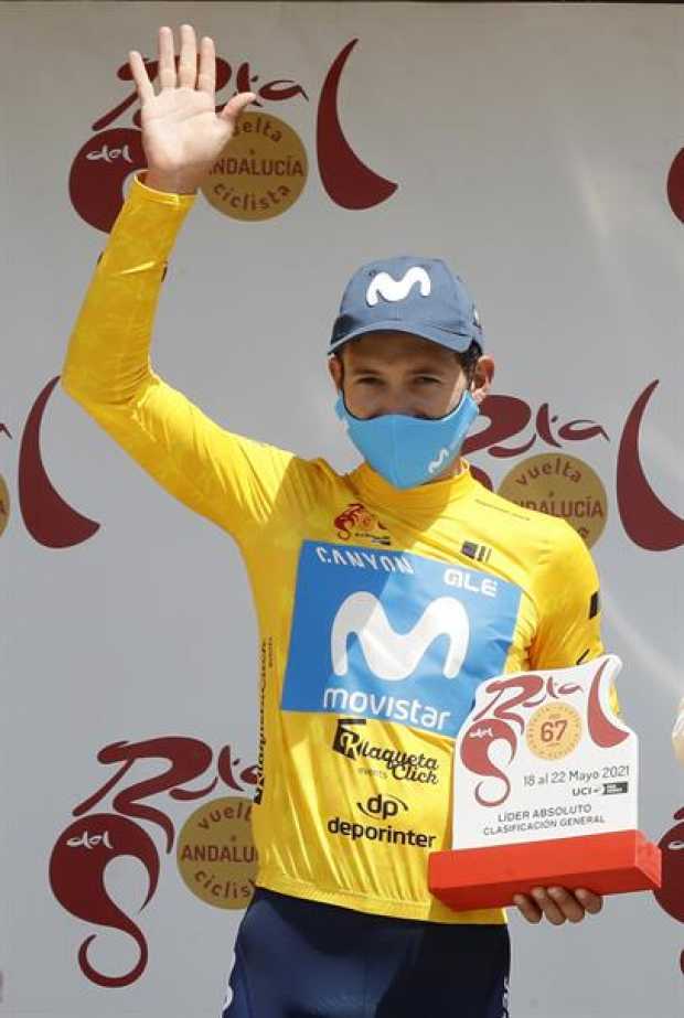 Miguel Ángel 'Supermán' López, del Movistar, celebra en el podio tras proclamarse vencedor absoluto de la 67 edición de la Vuelt