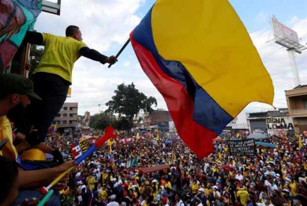 Un hombre ondea una bandera colombiana durante una jornada del Paro Nacional en contra del Gobierno de Iván Duque y la violencia