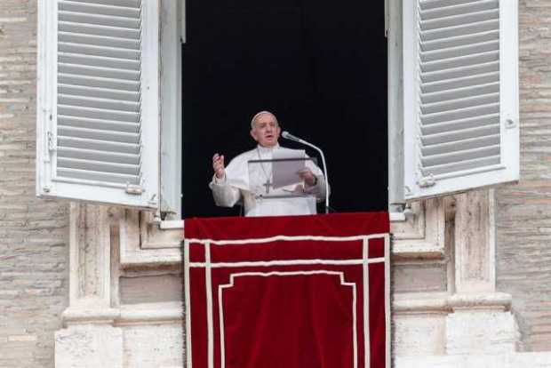 El Papa Francisco durante la oración de Regina Caeli en la Plaza de San Pedro, Ciudad del Vaticano, 23 de mayo de 2021.