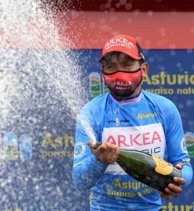 El ciclista colombiano del equipo Arkea, Nairo Quintana, celebra en el podio la victoria conseguida en la Vuelta Ciclista a Astu