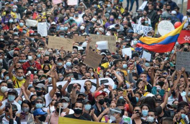 Manifestantes, a pesar de llevar tapabocas, alzaron de nuevo la voz para exigir que el Gobierno retire la reforma tributaria.