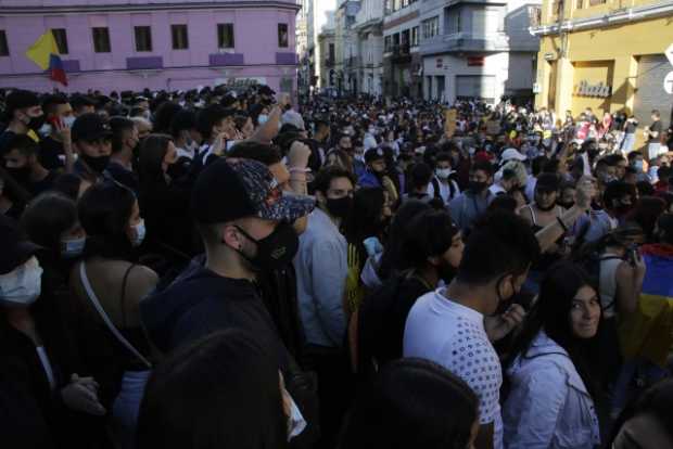 Cantos, bailes y arengas motivaron ayer las protestas pacíficas en la Plaza de Bolívar y la Alcaldía. Asistieron unas 1.500 pers