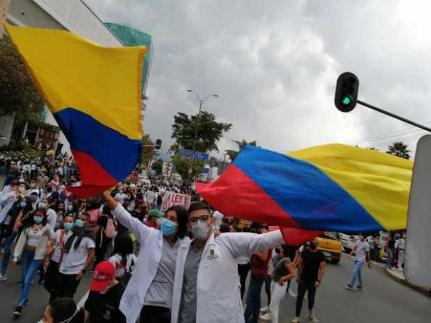 Laura Herrera y Juan Diego Hernández, estudiantes de noveno semestre de Medicina de la Universidad de Manizales, se unieron ayer