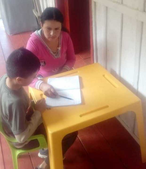 Paula cabalga por las tareas de Estiven en la vereda El Zancudo de Marulanda (Caldas)